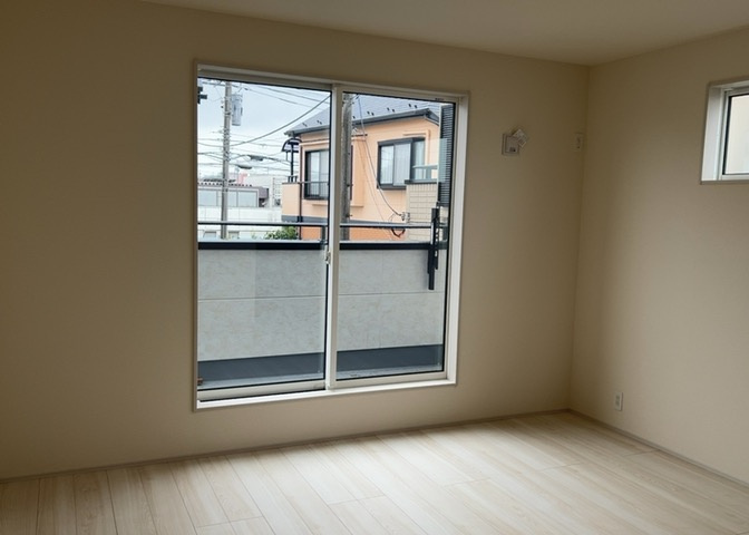 洋室のメリットは重い家具が置きやすく、身の回りが整理しやすいことです。　床がフローリングのため畳とは異なり凹みにくいです。　クローゼットなど収納が豊富で、普段使わない旅行カバンや服の整頓も簡単にです。