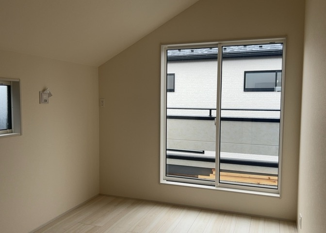 寝室でゆっくりと過ごすためにはベッド周りの適度な空間を担保することや窓の位置、照明の明るさ、寝室の広さなどを考える必要があります。自身や家族の構成とライフスタイルに併せて寝室にする部屋を選びましょう！