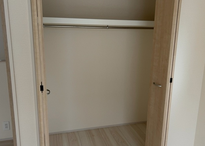 デザイン性を重視しすぎて収納が少なかった！なんてことにならないため、事前に現地で収納の数を確認しておくことをお勧めします。クローゼット以外にも床下収納や屋根裏収納、パントリーなどもチェックしましょう。