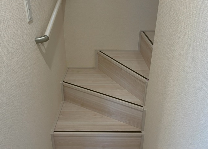 建物の上下階の通路である階段は、その位置によって動線や室内の印象が大きく左右されます。手摺にも重要な役割があり、転倒の防止・歩行や動作を円滑にして日常生活を支えることを主な目的として設置されています。