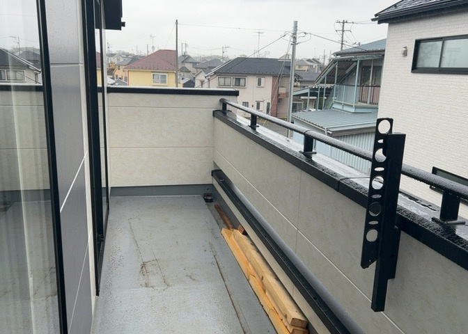 バルコニーは、室外の専用スペースのうち、「屋根がなく開放された空間」であるものを指します。ベランダより広いタイプのものが多く、日当たりもよいため家庭菜園などを楽しみたい人にとって適した環境となります。