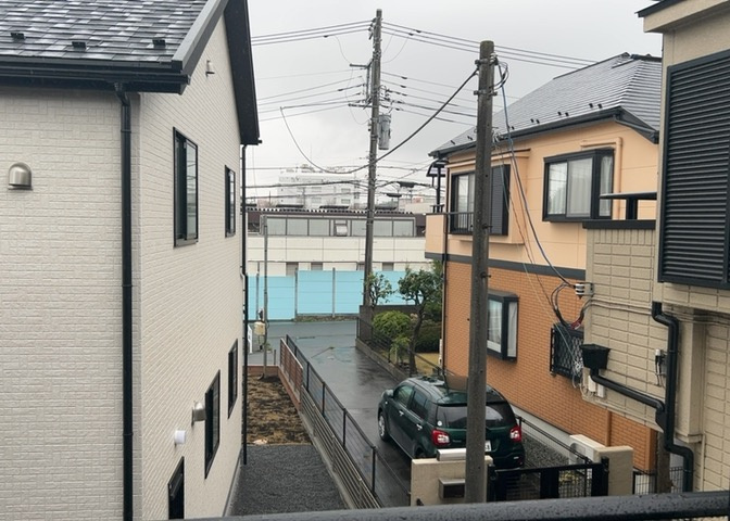 眺望を気にして物件を探す場合、前面に建物が建っていないか現地で確認しましょう！前面に建物があると景色はもちろん、日当たりや風通しにも影響が出てきます。住んだ時のことを想像しながら現地見学をしましょう。