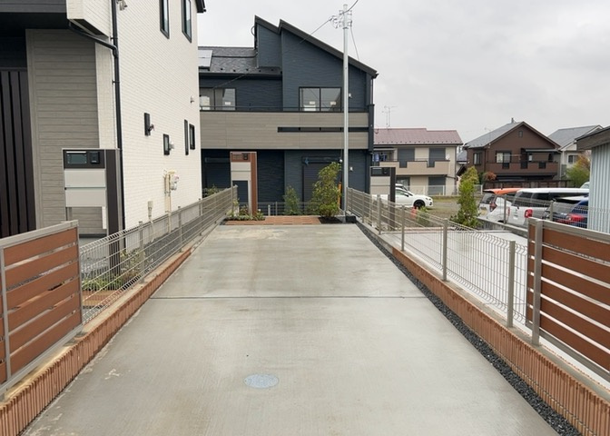 駐車場と明記されていても、最小スペースでつくられた駐車場だと大型車は駐車できなかったり、出入りしにくくなったりする可能性があります。お車のサイズと購入したい物件の駐車場のサイズを現地で確認しましょう。