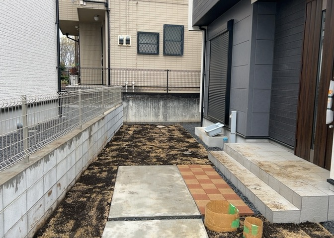 庭があることでガーデニングや家庭菜園はもちろん、こどもの遊び場やペットを放して遊ぶことができます。また、家の周囲に余裕があるということです。隣地との間があれば、十分な日当たりと、風通しが確保できます。