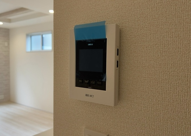 モニターで来訪者を確認して、目的が分からない場合はインターホンを通じて室内から会話することができます。怪しいと感じた場合はインターホン越しにお帰りいただくことができるので、直接会うことがなく安全です。