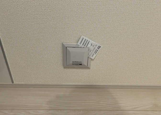1日中建物内の換気が行われるように設計された仕組みです。気密性の高い住宅は、家に籠った空気でシックハウス症候群になる可能性がありますが、24時間換気システムであれば計画的な換気で対策が可能です。