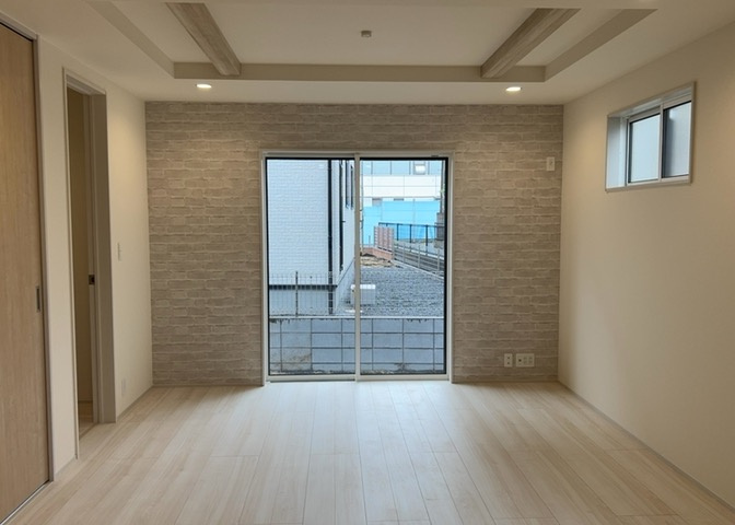 直線タイプはLとDKを一直線に並べた形で対面キッチンのタイプです。一般的なのでよく見かけるかもしれません。直線タイプに似た直接アイランドタイプは、キッチンとダイニングの間に壁がない分広く感じられます。