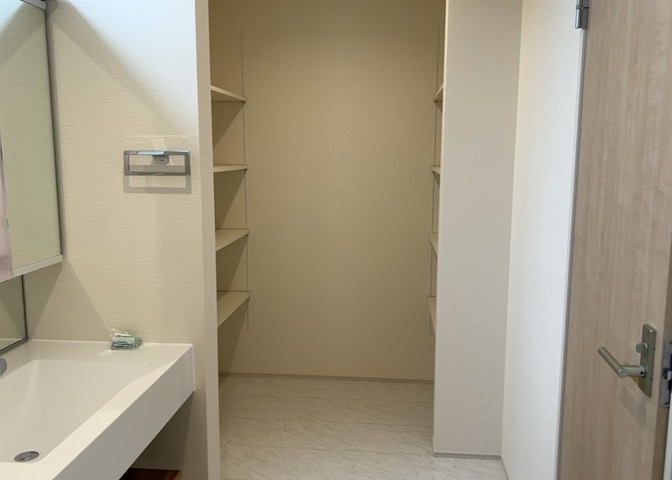 多くの戸建て住宅で見かける洗面脱衣所は、洗面台と洗濯機が2畳ほどのスペースに並べられていて、洗面所が脱衣所を兼ね備えている間取りが一般的です。お客様が利用することもある、パブリックな空間でもあります。