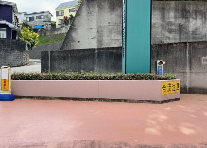 中庭（パティオ）とは、一つの建築物の内部に設けられた、壁などで囲われている庭のことを指します。コの字型、ロの字型が主流ですが、L字型の中庭もあります。最近では、インテリア性の高さからも人気があります。