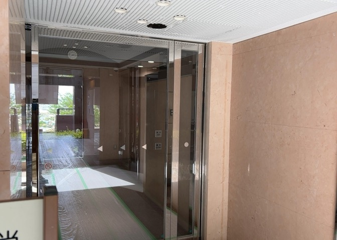 ラウンジは、マンションの共用スペースに椅子やテーブルなどを配置した利用者が寛げる空間です。屋内型ラウンジと屋外型ラウンジがあります。共用部分の管理状況と合わせて、詳細については現地でご確認ください。