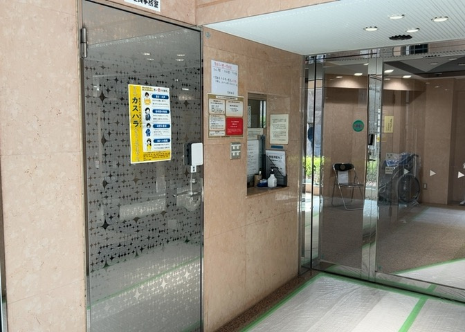 受付はマンションコンシェルジュがいる場合もあれば、管理人が滞在する小部屋を総称して呼ぶことがあります。主にエントランスに設置されていることから、防犯面でも期待ができます。防犯設備がない場合はより安心！