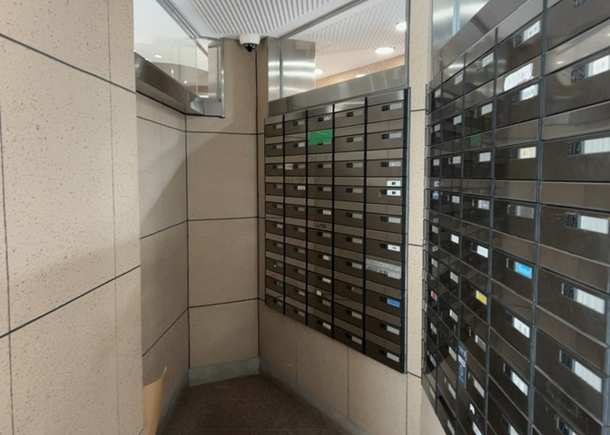 エントランス付近に設置されている集合ポストは、住んでいる部屋と離れているため、ポストをあさるなど誰かに何かされていても被害に気づきにくいです。入居する時には他人に特定されにくい番号で鍵をかけましょう！