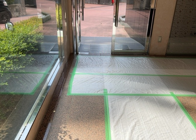 共用部分は、一棟の建物に住む区分所有者全員が共同で所有するとし、共用部分の管理、補修などは、区分所有者で形成される管理組合が行います。個人の判断で勝手に変更することはできませんので覚えておきましょう。