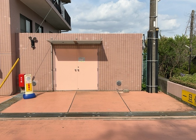 共有部分は、住民なら誰もが使える設備のこと。例えば駐車場やエレベーター、インターネット設備、セキュリティ設備などがあります。他にも、マンションの廊下・外部階段やエントランス・ゴミ置き場などがあります。