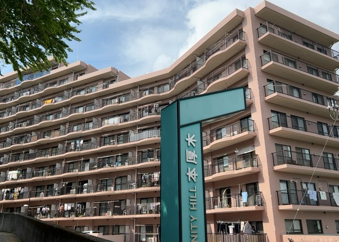 道幅が広い場所は日当たりや風通が良好です。幅が広いのですれ違いも可能ですし大きな車でも駐車可能！一方で、大型車が通ることも多くなるため交通量の増加により騒音に繋がります。また土地の値段が高くなります。