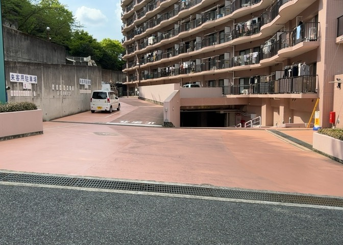 ＲＣ造、Reinforced　Concreteは直訳すると補強されたコンクリートです。主に柱や梁・床・壁が鉄筋とコンクリートで構成おり、鉄筋を組んだ型枠にコンクリートを流し込んで固めたものを指します。
