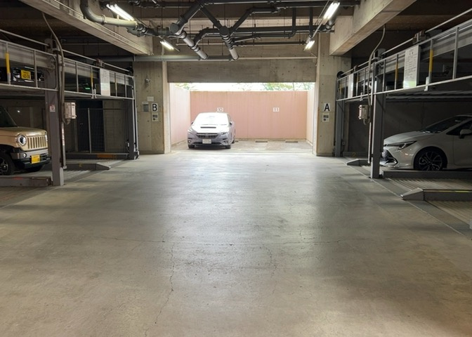駐車場と明記されていても、最小スペースでつくられた駐車場だと大型車は駐車できなかったり、出入りしにくくなったりする可能性があります。お車のサイズと購入したい物件の駐車場のサイズを現地で確認しましょう。