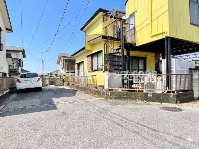 前面道路は閑静な住宅地をはしる車通りの少ない道路。お車の出し入れが苦手なママや小さなお子様にも安心　
