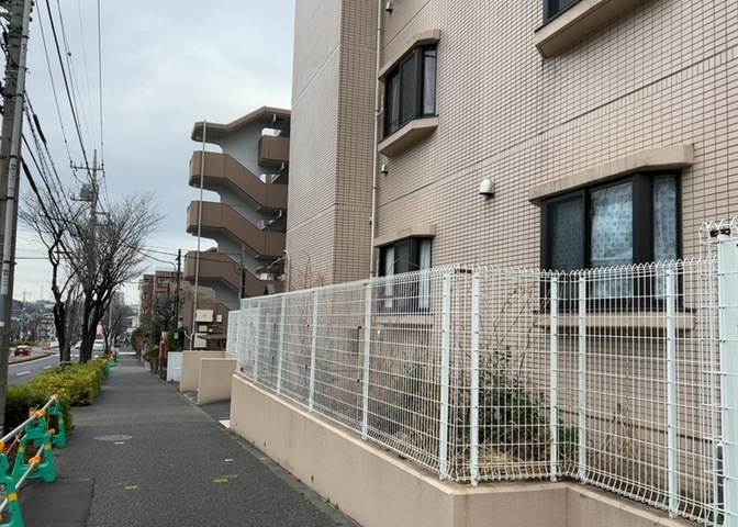 ＲＣ造、Reinforced　Concreteは直訳すると補強されたコンクリートです。主に柱や梁・床・壁が鉄筋とコンクリートで構成おり、鉄筋を組んだ型枠にコンクリートを流し込んで固めたものを指します。
