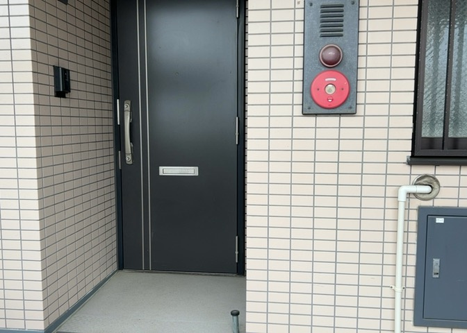 玄関は家の顔でもあり、家族以外の目にも止まる場所です。玄関は外との間を仕切る扉、靴などをしまっておく収納スペース、靴脱ぎのたたきスペース、来客とのやり取りをするドアホンなど複数のアイテムからなります。