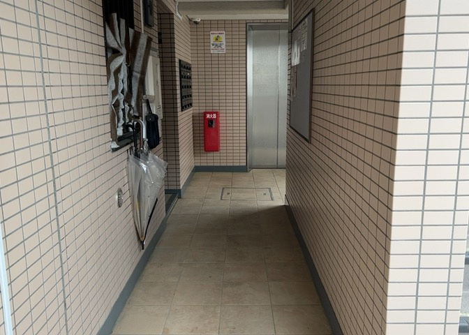 共用部分は、一棟の建物に住む区分所有者全員が共同で所有するとし、共用部分の管理、補修などは、区分所有者で形成される管理組合が行います。個人の判断で勝手に変更することはできませんので覚えておきましょう。