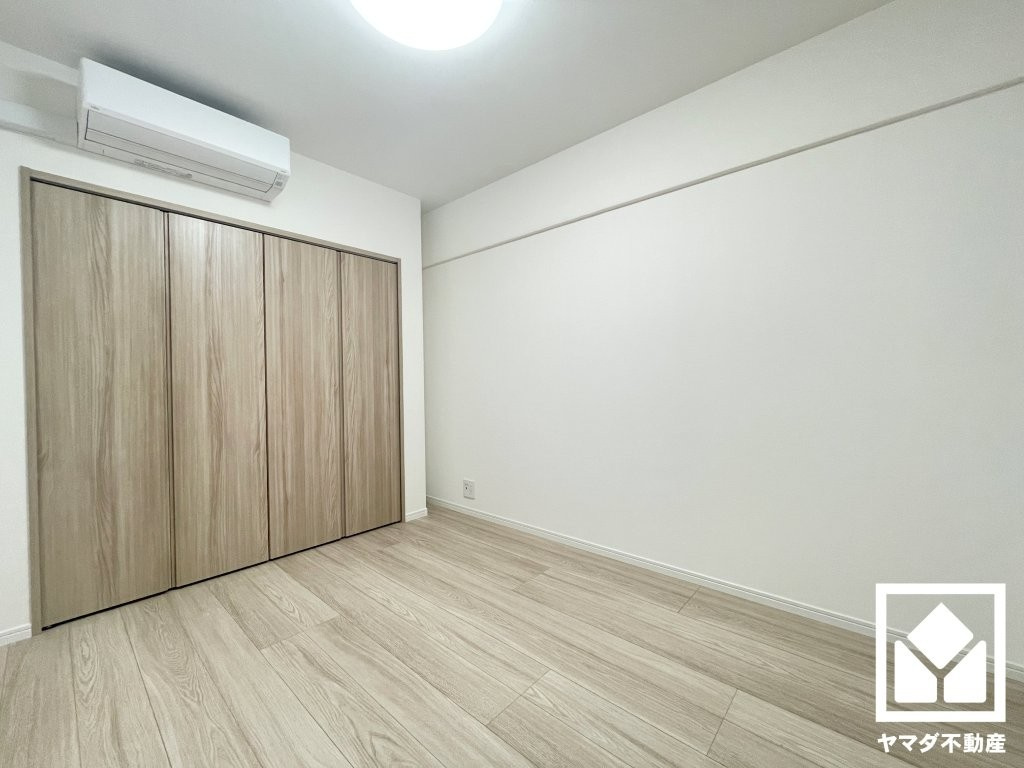 約4.5帖の南側洋室です。全居室にクローゼットがございますので、お部屋の広さを最大限に活用できます。