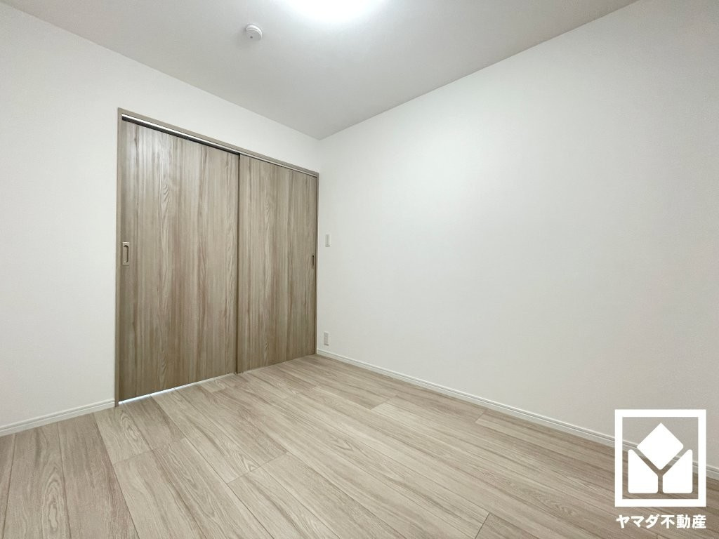 約4.5帖の南側洋室です。リビングに隣接する引き戸のお部屋で、一体利用も可能です。