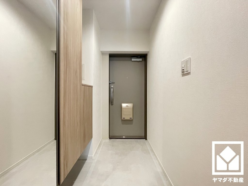 白を基調とした明るい玄関で、毎日を爽やかにスタート。清潔感あふれる空間が、訪れる人々を温かく迎えます。