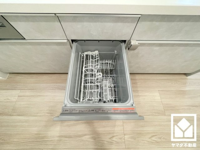 毎日の家事の負担を軽減でき、節水効果も期待できる食器洗乾燥機付き。