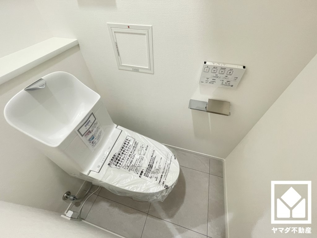 明るく清潔感溢れるトイレです。温水洗浄便座付きで、季節を問わずいつでも温かい便座をお使いいただけます。