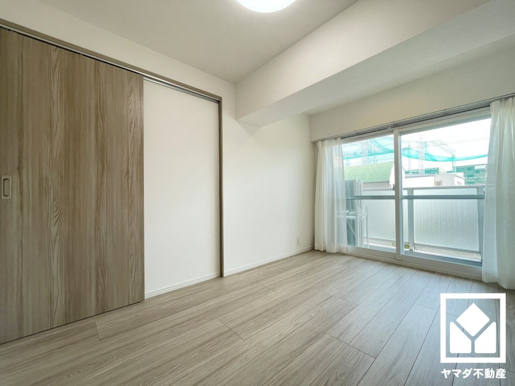 約6帖の洋室です。バルコニーにつながるお部屋で、通風・陽当たり良好。