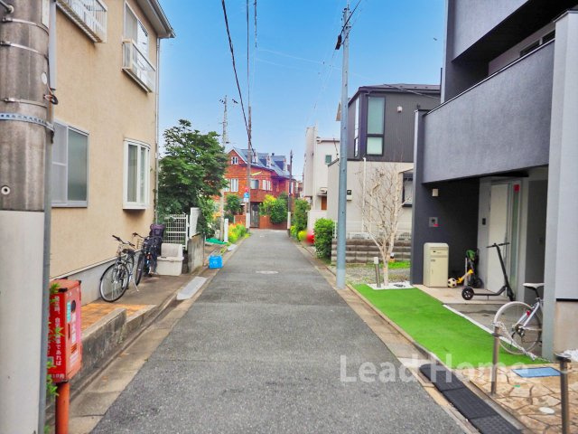 見通しが良く綺麗な前面道路です！車通りが少なく小さなお子様がいるご家庭も安心して暮らせる住環境です♪