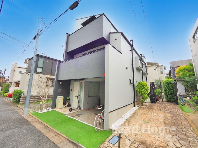 フラットで歩きやすい前面道路に接しています！ベビーカーを押してのお散歩やお買い物もストレスフリーです♪