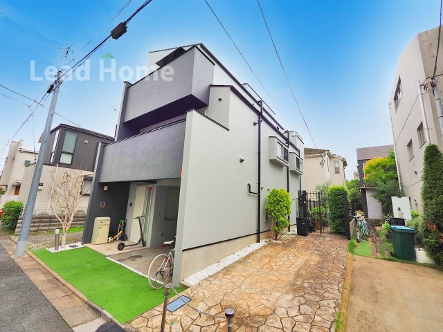 前面に視界を遮る高い建物がなく開放的です！室内にも心地よい光がたっぷり差し込む明るい住環境です♪
