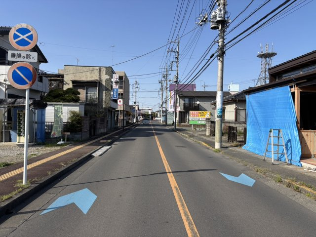 県道ですが車通りは多くない印象です。