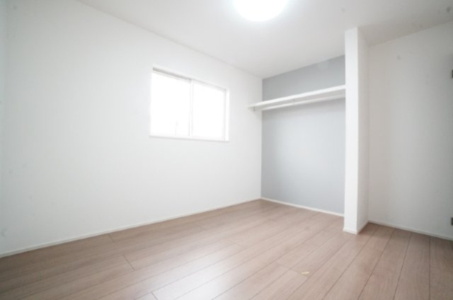 2階6帖洋室。オープンクローゼットでお部屋の広さを最大限に使用できます。※類似物件の参考画像です。