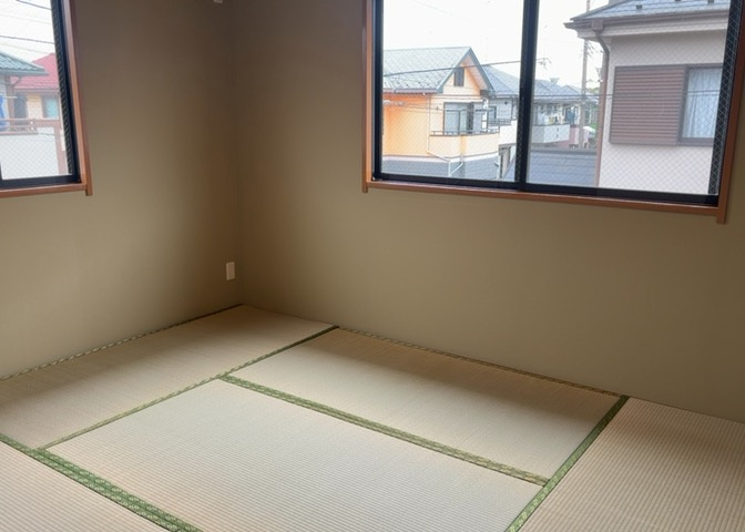 寝室でゆっくりと過ごすためにはベッド周りの適度な空間を担保することや窓の位置、照明の明るさ、寝室の広さなどを考える必要があります。自身や家族の構成とライフスタイルに併せて寝室にする部屋を選びましょう！
