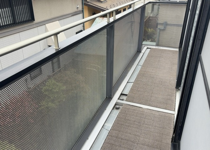 バルコニーは、室外の専用スペースのうち、「屋根がなく開放された空間」であるものを指します。ベランダより広いタイプのものが多く、日当たりもよいため家庭菜園などを楽しみたい人にとって適した環境となります。