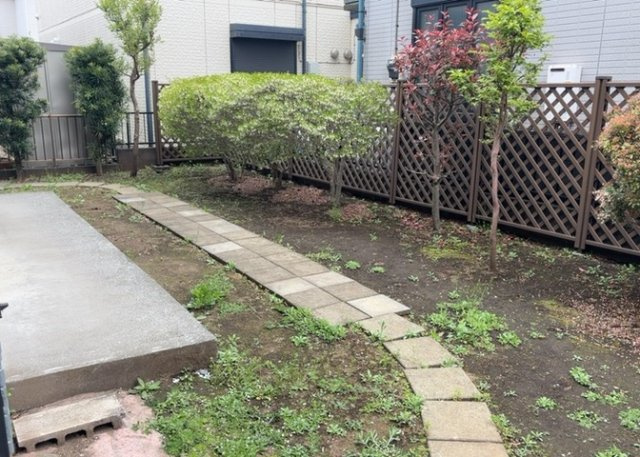 庭があることでガーデニングや家庭菜園はもちろん、こどもの遊び場やペットを放して遊ぶことができます。また、家の周囲に余裕があるということです。隣地との間があれば、十分な日当たりと、風通しが確保できます。