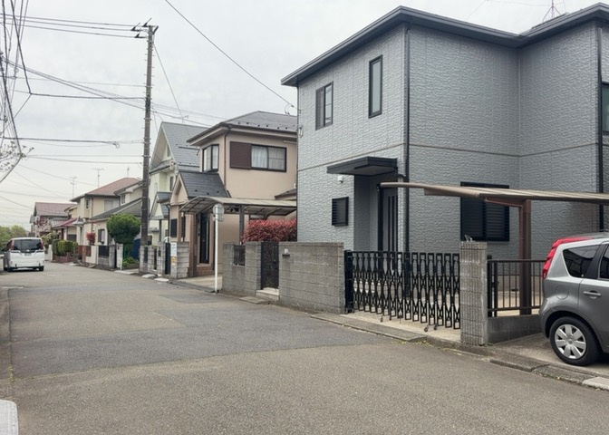 住宅用の土地では前面道路に2m以上接していなければならないと法律で定められています。しかし、お持ちの車のサイズやライフスタイルなどにより、2mでは利便が悪い場合もございますので、事前に確認しましょう。