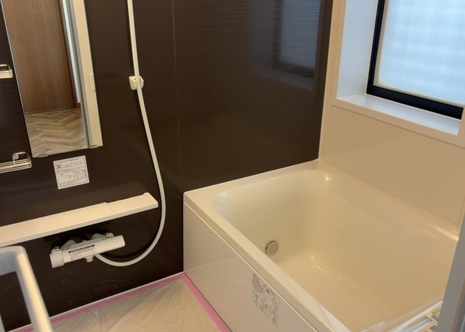 入浴時の快適さも大事なことですが、綺麗な状態を維持できなければ気持ちよく入浴できません。毎日の掃除が楽という点は大事なポイントになります！カビが生えにくく掃除がしやすい、壁や浴槽を選ぶといいでしょう。