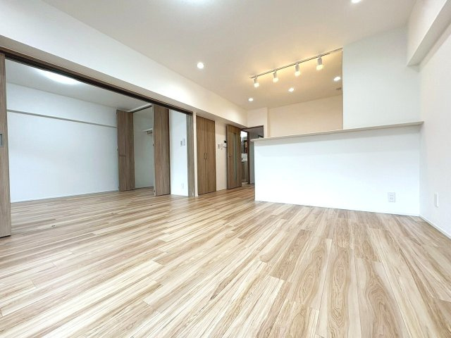 上部がすっきり開放的な対面キッチンは、スポットライト照明でお洒落に演出できます