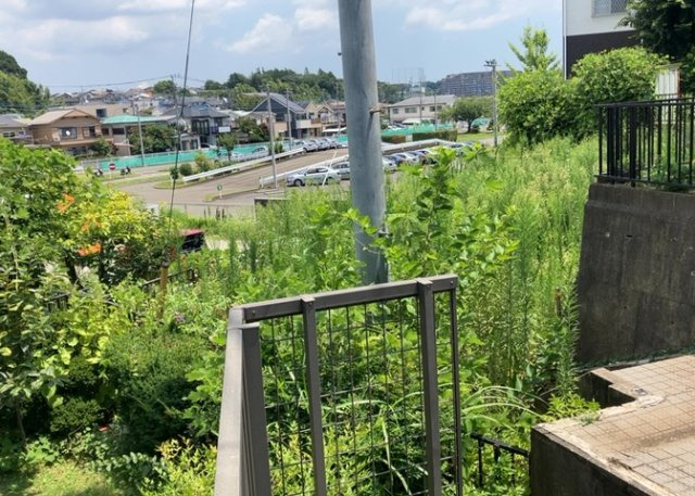 土地の形が極端に長細かったり、狭小地、あるいは道路との高低差がある傾斜地だった場合、後々売ろうとしても買い手がつかない場合もあります。後々、売却することになった時に価値の下がらない土地を選びましょう。