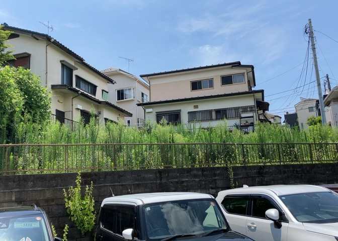 土地の面積＝住宅面積ではありません。建ぺい率の問題などで、土地のある場所によって住宅を建てられる面積は限られています。高さもしかり、「土地」という言葉の中には、建築条件も含まれると考えておきましょう。