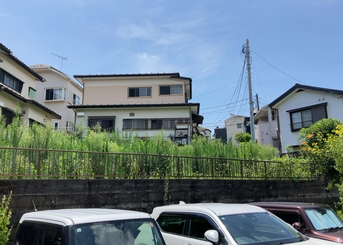 家を建てる場合、方位は要チェックです。現実的に日当たりのよい家ならばリビングは南側、建築基準法でも北側に当たる家への配慮は求められています。土地を見学に行く際は、方位磁針を持って行くようにしましょう。
