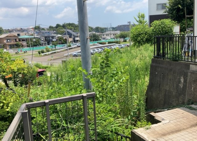 土地の前の道路に消火栓が設置されていることがあります。この場合、道路交通法第45条第1項により、駐車禁止の場所が指定されています。そのため、車庫などの駐車スペースをつくることができない場合があります。