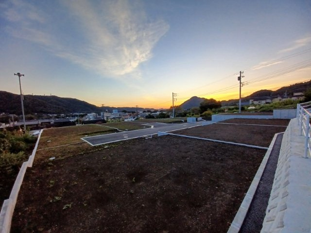 土地の面積＝住宅面積ではありません。建ぺい率の問題などで、土地のある場所によって住宅を建てられる面積は限られています。高さもしかり、「土地」という言葉の中には、建築条件も含まれると考えておきましょう。
