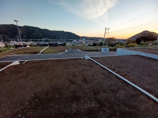 家を建てる場合、方位は要チェックです。現実的に日当たりのよい家ならばリビングは南側、建築基準法でも北側に当たる家への配慮は求められています。土地を見学に行く際は、方位磁針を持って行くようにしましょう。