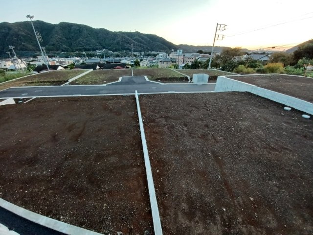 土地を買う際、住む地域の自治体や福祉の補助制度にも注目してみましょう。子供や老人の医療補助やゴミ出しのルールなど、自治体によってルールに大きな違いがあるため、暮らしやすい土地で判断するとよいでしょう。