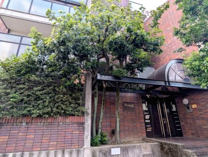 落ち着いた住環境に佇むマンション。ぜひ現地をご覧ください。